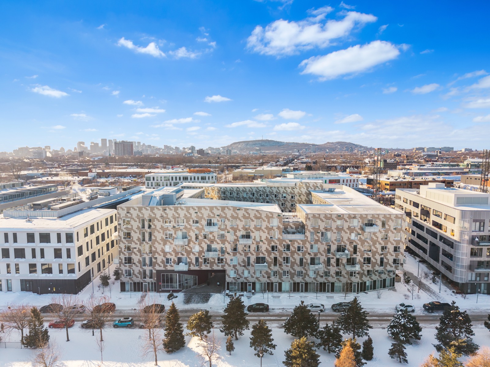 Vue aérienne d'un immeuble en copropriété à Rosemont en hiver