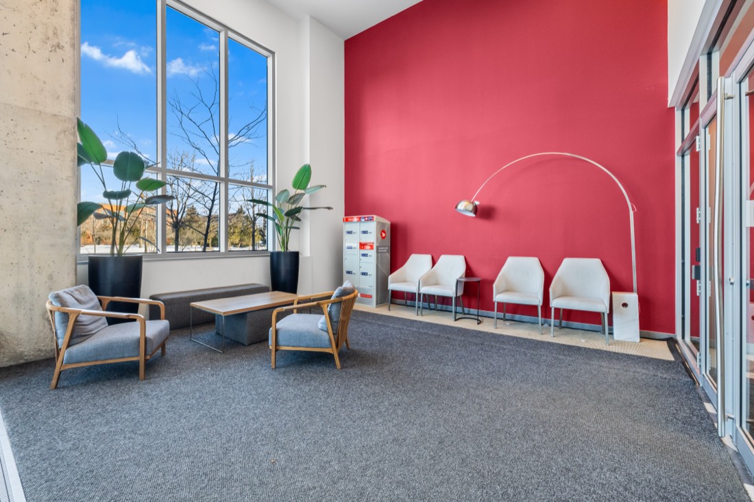 Hall d'entrée contemporain d'un immeuble en copropriété à Rosemont