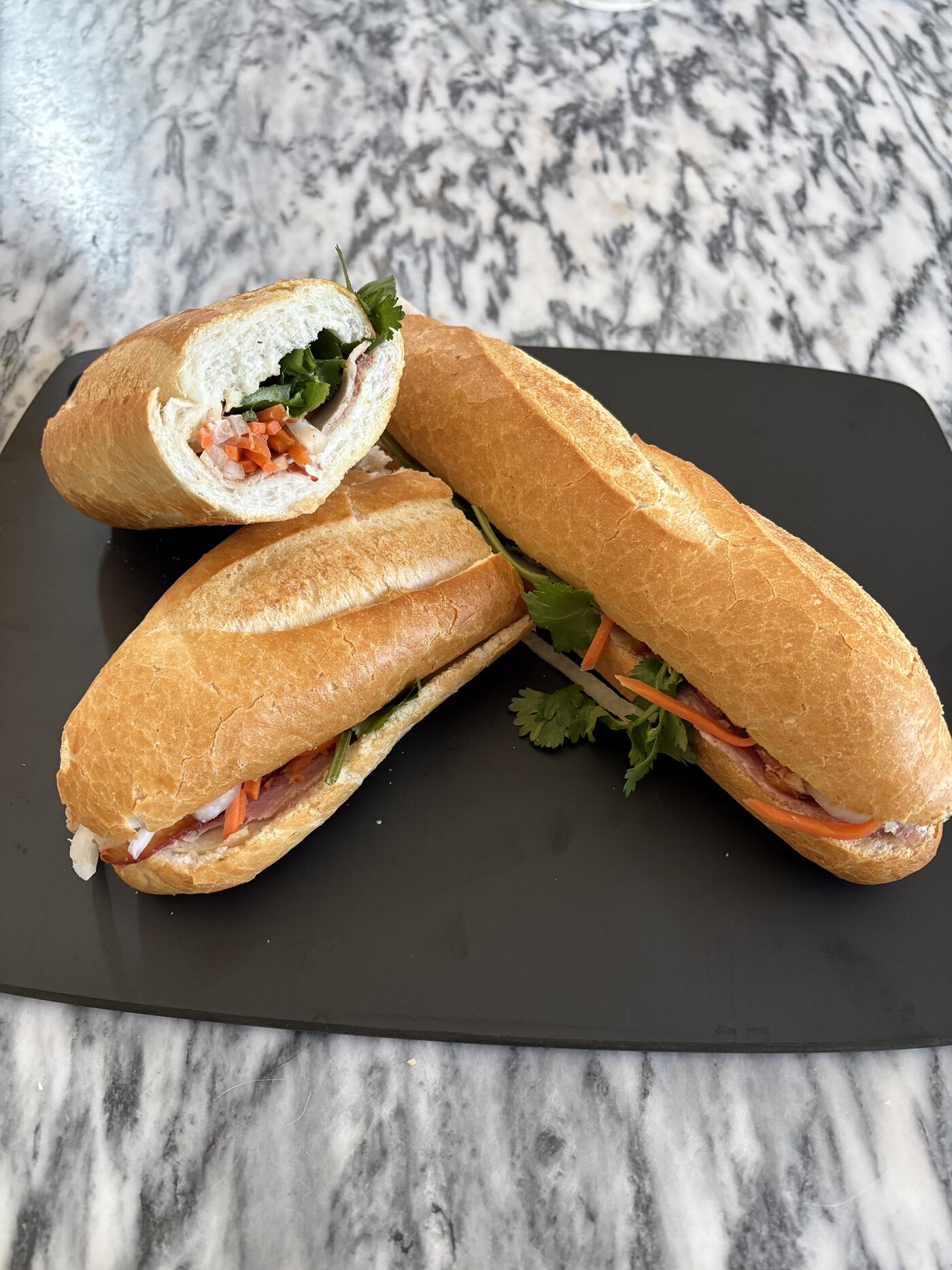 Le banh mi du Marché Hung Phat : charcuteries, légumes marinés et coriandre