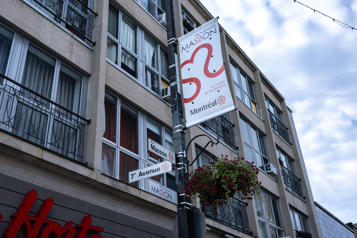 La bannière du district commercial MASSON au-dessus de la Promenade Masson