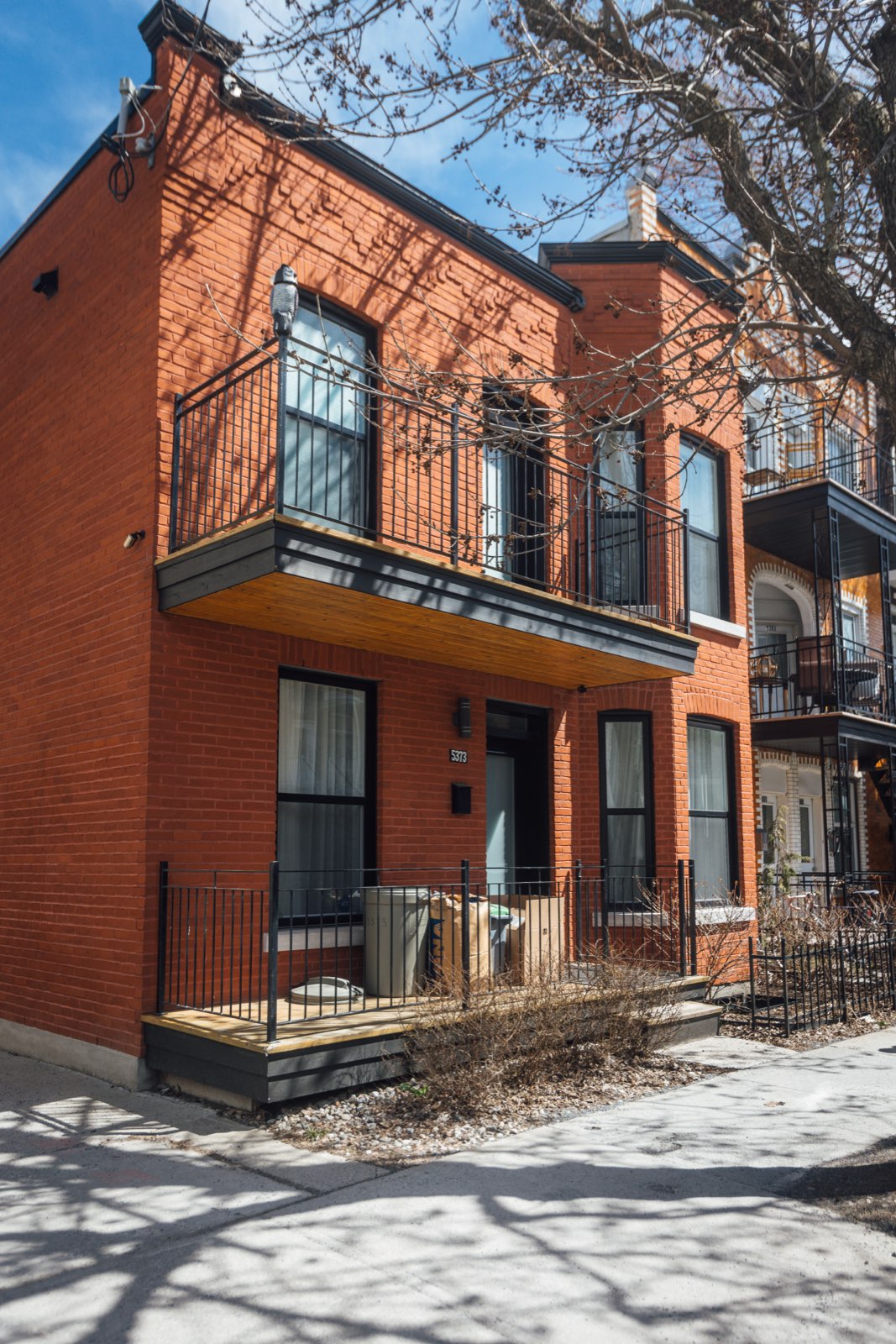 Duplex en briques rouge transformé en cottage — Rosemont