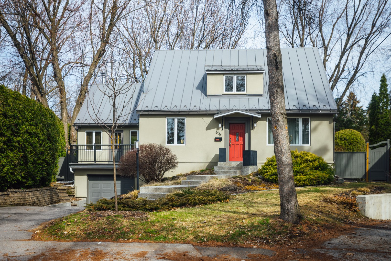 Cottage avec toit de tôle de la Cité-Jardin du Tricentenaire — Rosemont