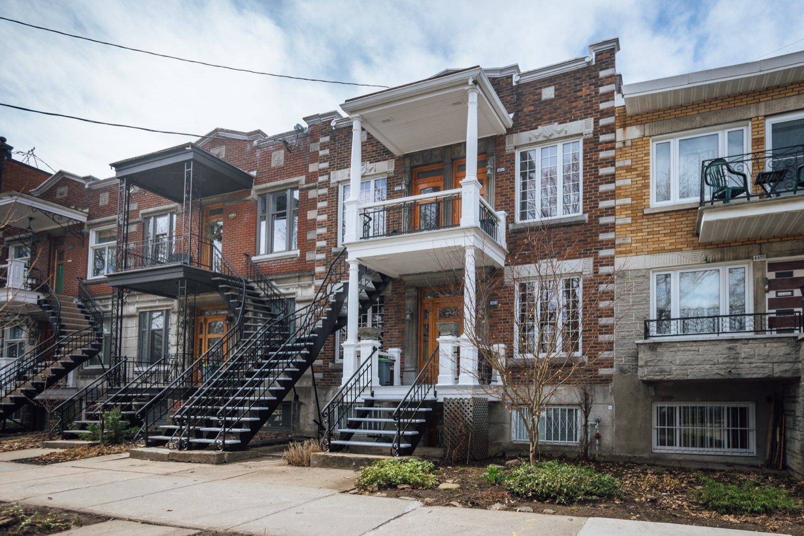 Rue typique de Rosemont avec escaliers extérieurs