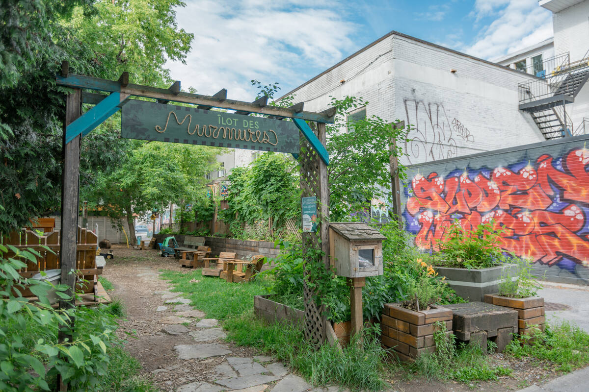 L'entrée d'une ruelle verte de Rosemont sous une arche de bois