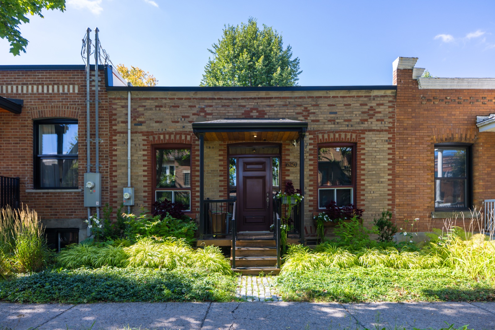 Maison shoebox de brique à toit plat avec corniche, Rosemont