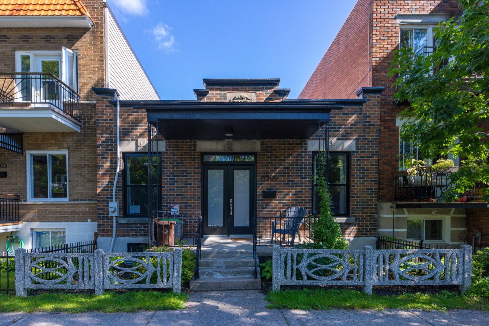 Maison shoebox de brique avec clôture et jardinet en façade — Rosemont