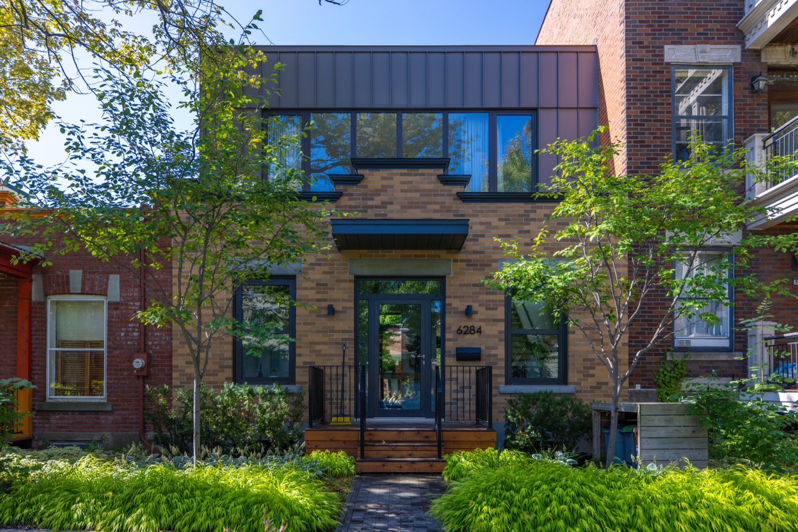 Maison shoebox rehaussée d'une addition contemporaine — Rosemont