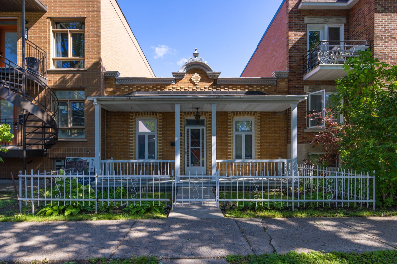 Maison shoebox ornée d'un parapet décoratif — Rosemont
