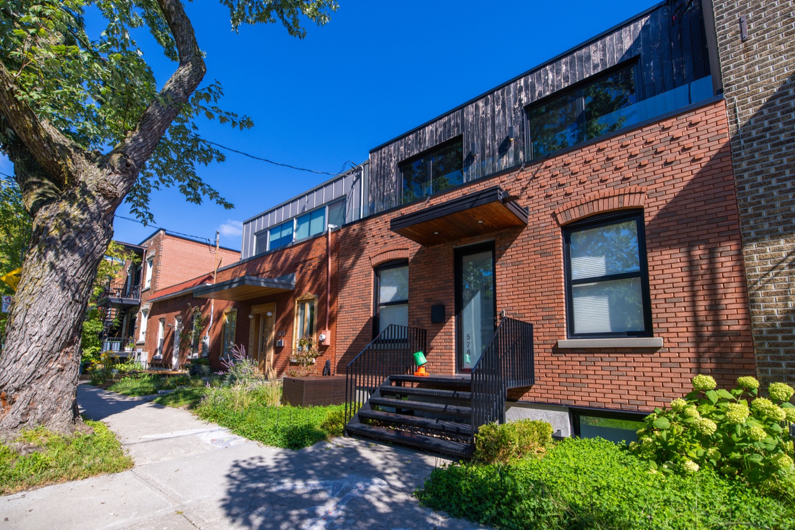 Rangée de maisons shoebox le long d'une ruelle de Rosemont