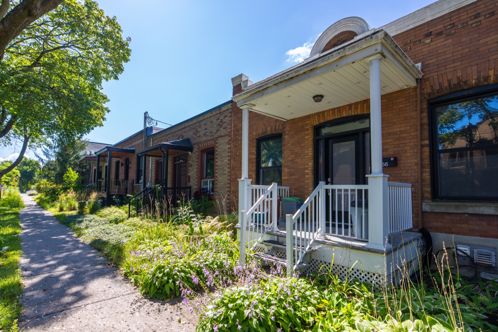 Maison shoebox le long d'une rue verdoyante de Rosemont