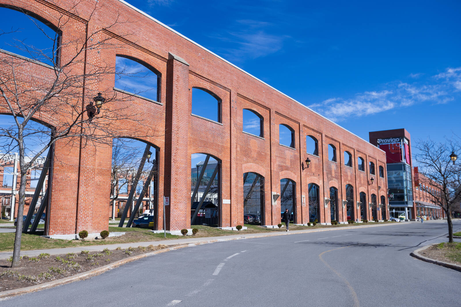 Les Shops Angus — façade patrimoniale en brique