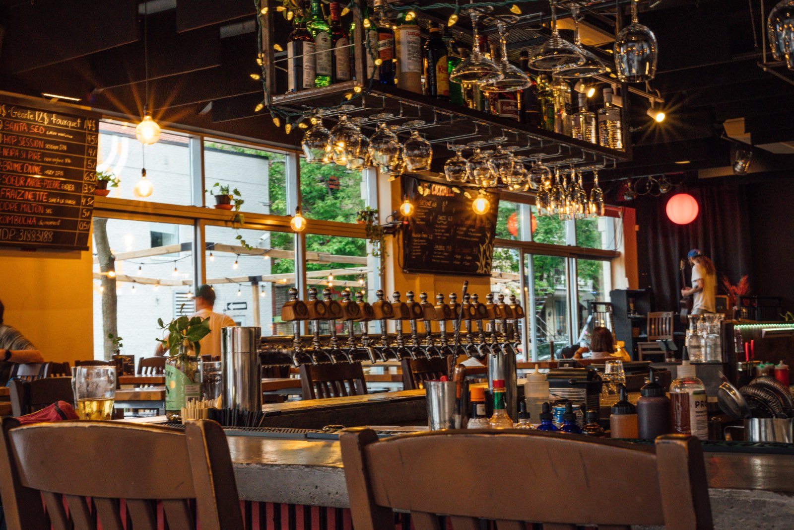 Intérieur de la microbrasserie Les Sœurs Grises